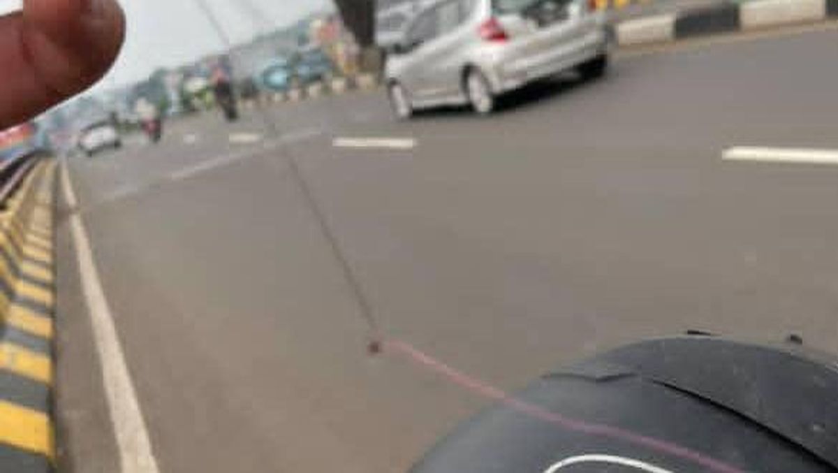 Benang Layangan di Jalan