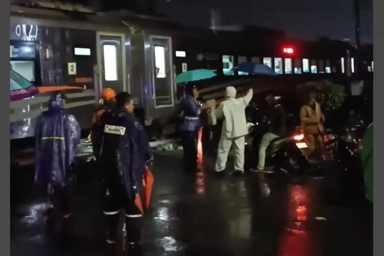Kereta Api Harina tabrak truk di Perlintasan Kaligawe Semarang. Penumpang selamat, jalur sempat terganggu, petugas utamakan keselamatan.