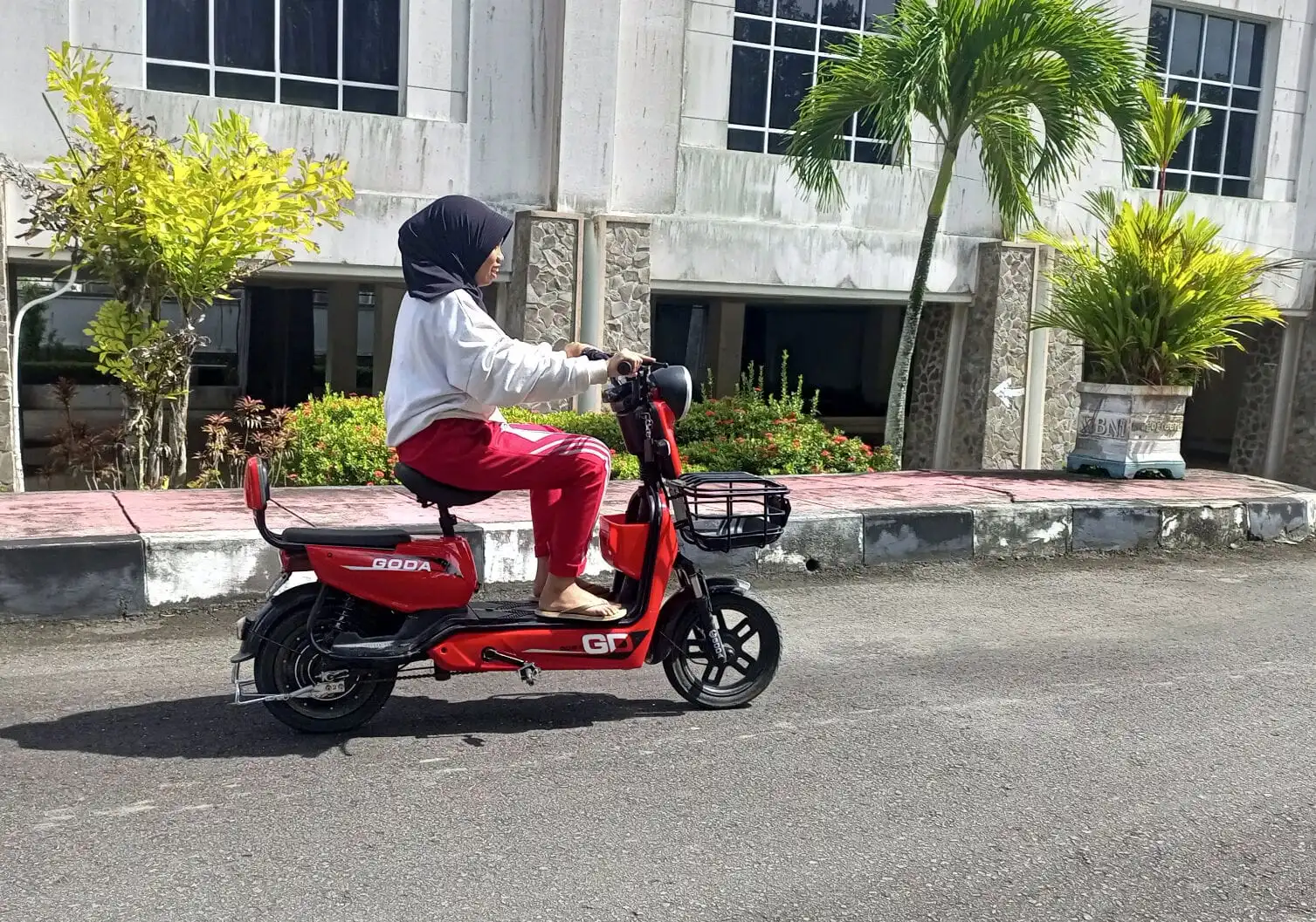 Viral Bocah SD Naik Sepeda Listrik ke Sekolah di Jakarta