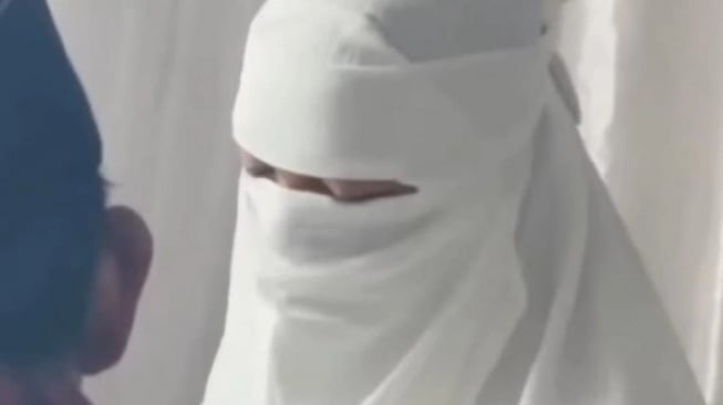 Pria Bercadar Nyamar Jadi Wanita di Pinrang